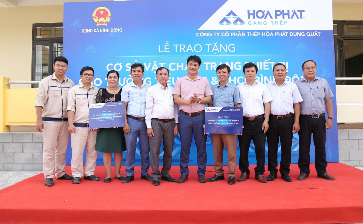 Trao tặng cơ sở vật chất và trang thiết bị cho Trường THCS xã Bình Đông.