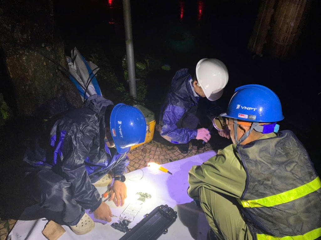 VNPT Quảng Ninh huy động tối đa nhân lực, vật lực nỗ lực ngày đêm khắc phục sự cố tại các trạm BTS.