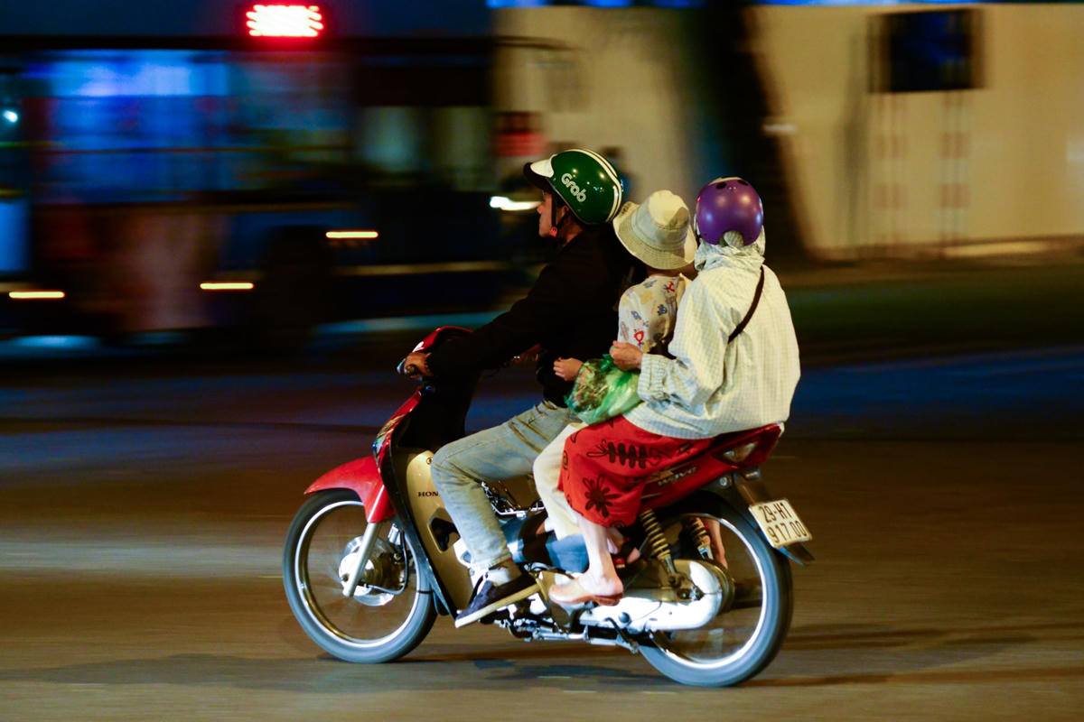 Trong ngày hôm qua, Hà Nội bắt đầu giảm nhiệt nhẹ, kèm mưa dông. Nhiệt độ dao động 24-30 độ C.