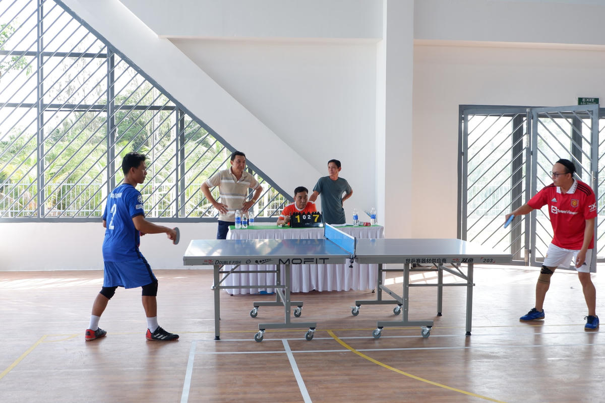 Các vận động viên tham gia thi đấu ở bộ môn bóng bàn.