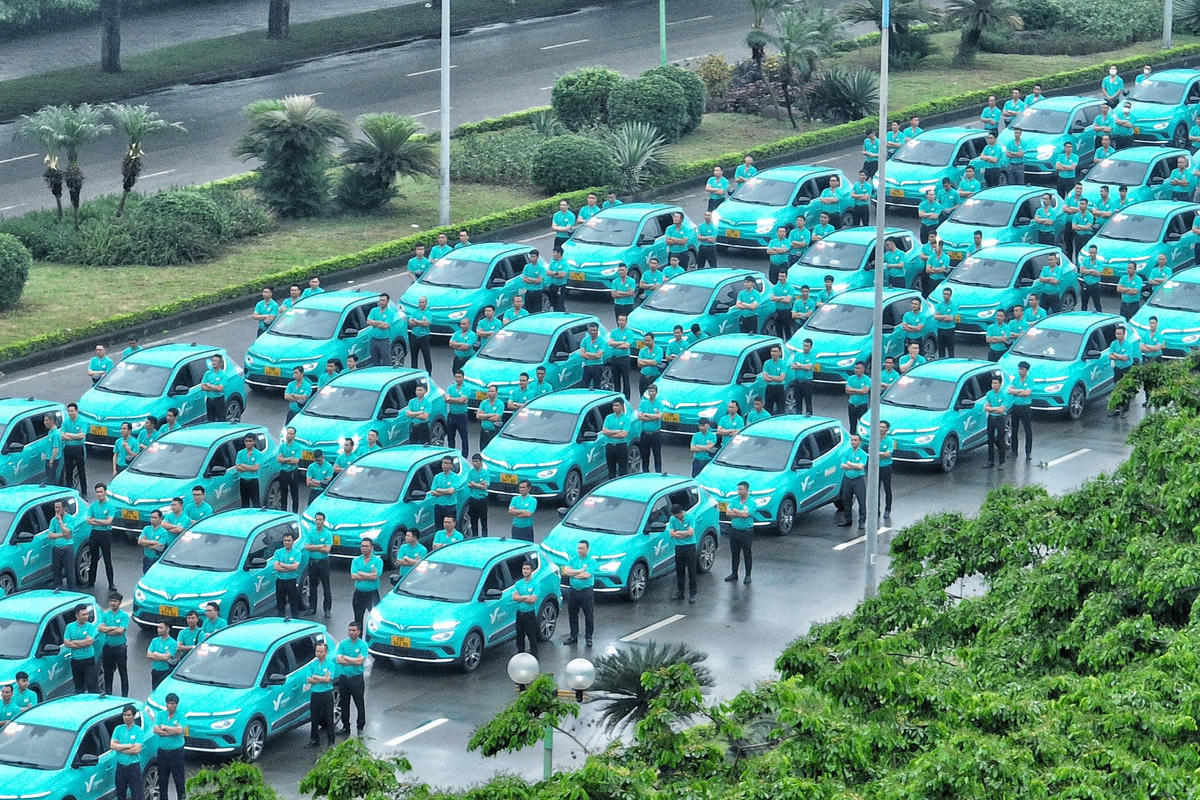 Ông Nguyễn Văn Thanh, Giám đốc GSM cho biết: “Ngày 14/4, chúng tôi sẽ chính thức khai trương thương hiệu taxi thuần điện đầu tiên tại Việt Nam với thương hiệu là Xanh SM. Dự kiến năm nay, chúng tôi sẽ ra mắt ít nhất tại 5 tỉnh, thành phố lớn ở Việt Nam và có thể đến một vài thị trường nước ngoài. Mục tiêu ít nhất là khoảng 10.000 xe taxi điện phủ sóng tại Việt Nam”.