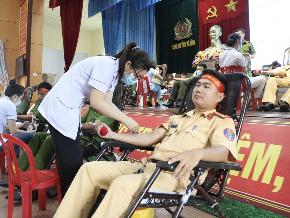 Sau 1 buổi phát động, gần 250 cán bộ, đoàn viên Công an Hà Tĩnh đã tham gia hiến được 180 đơn vị máu.