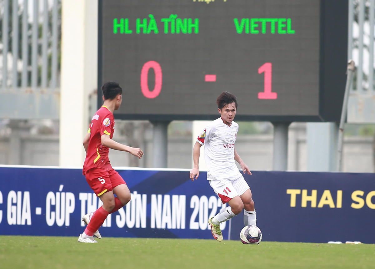 Bàn thắng sớm giúp tinh thần của Viettel lên rất cao. Đội bóng áo lính chiếm hoàn toàn thế trận, tạo ra nhiều cơ hội nguy hiểm.