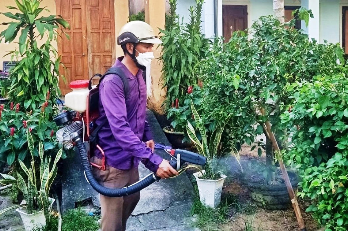 Nhân viên phun thuốc phòng chống dịch bệnh sốt xuất huyết.