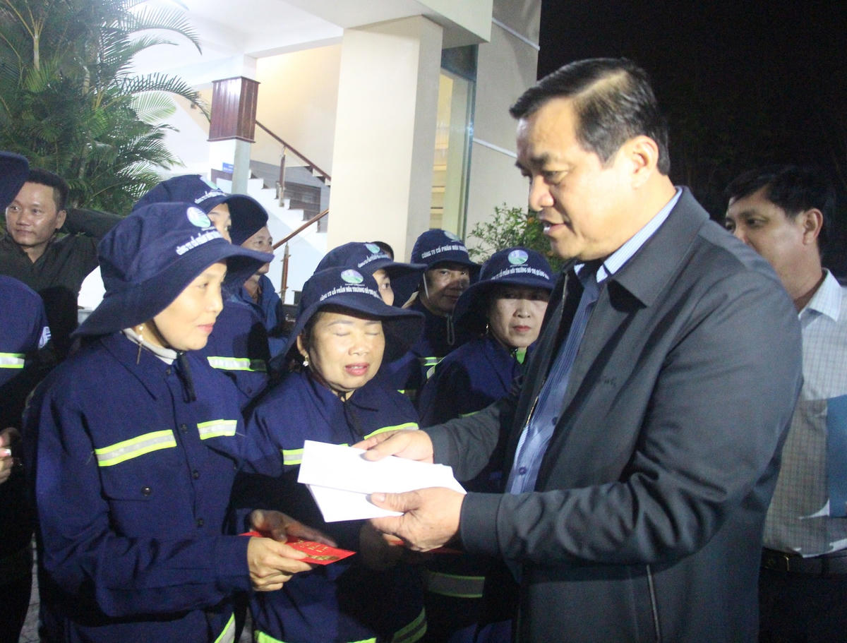 Ông Phan Việt Cường tặng quà cho công nhân môi trường đô thị. 