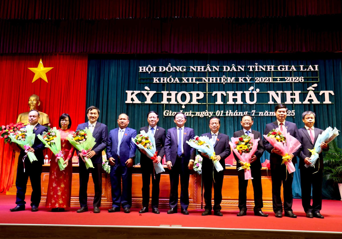 Ông Hồ Quốc Dũng, Bí thư Tỉnh ủy Gia Lai (đứng giữa) tặng hoa chúc mừng Chủ tịch, Phó Chủ tịch và Trưởng các Ban HĐND tỉnh Gia Lai nhiệm kỳ 2021-2026 (1)