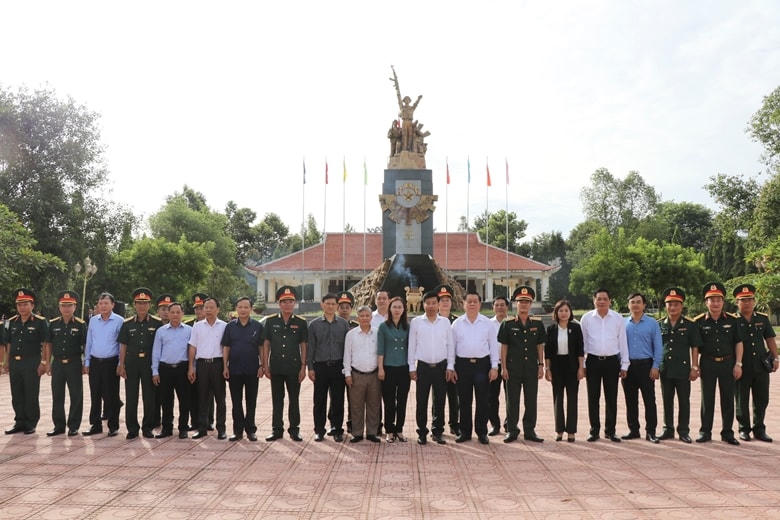  Đoàn công tác chụp hình lưu niệm tại Di tích lịch sử quốc gia Chốt chặn Tàu Ô tại huyện Hớn Quản, tỉnh Bình Phước. Ảnh: Hoàng Mẫn