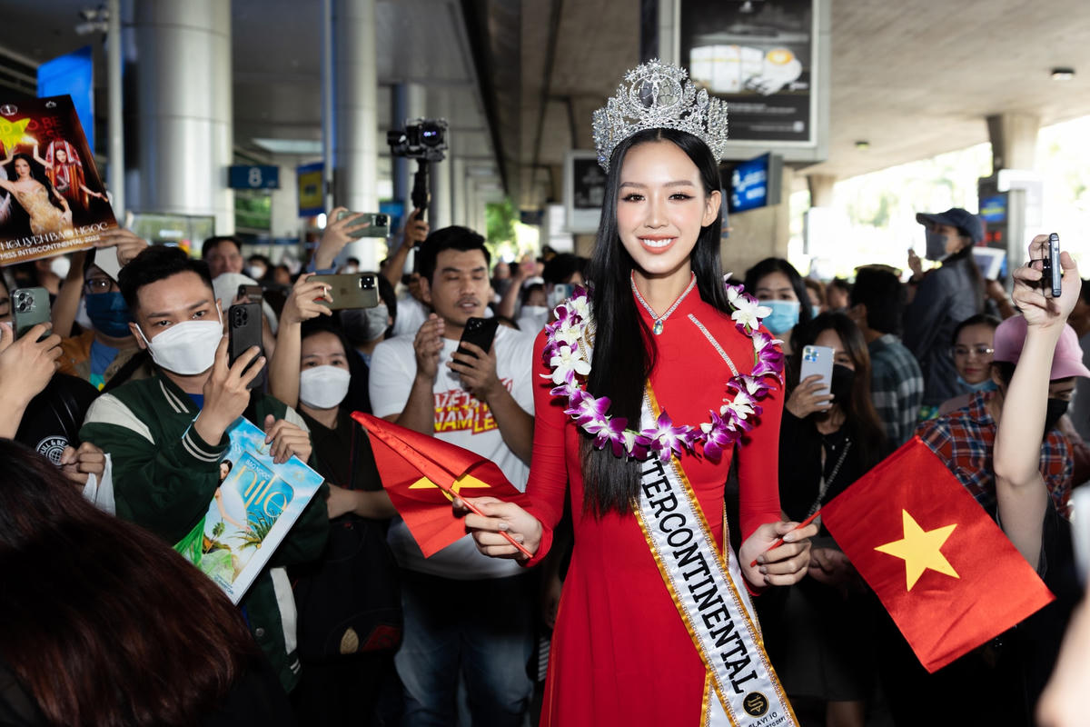Chiều 16/10, Hoa hậu Bảo Ngọc đáp chuyến bay về đến Việt Nam sau khi đăng quang Hoa hậu Liên lục địa 2022. 