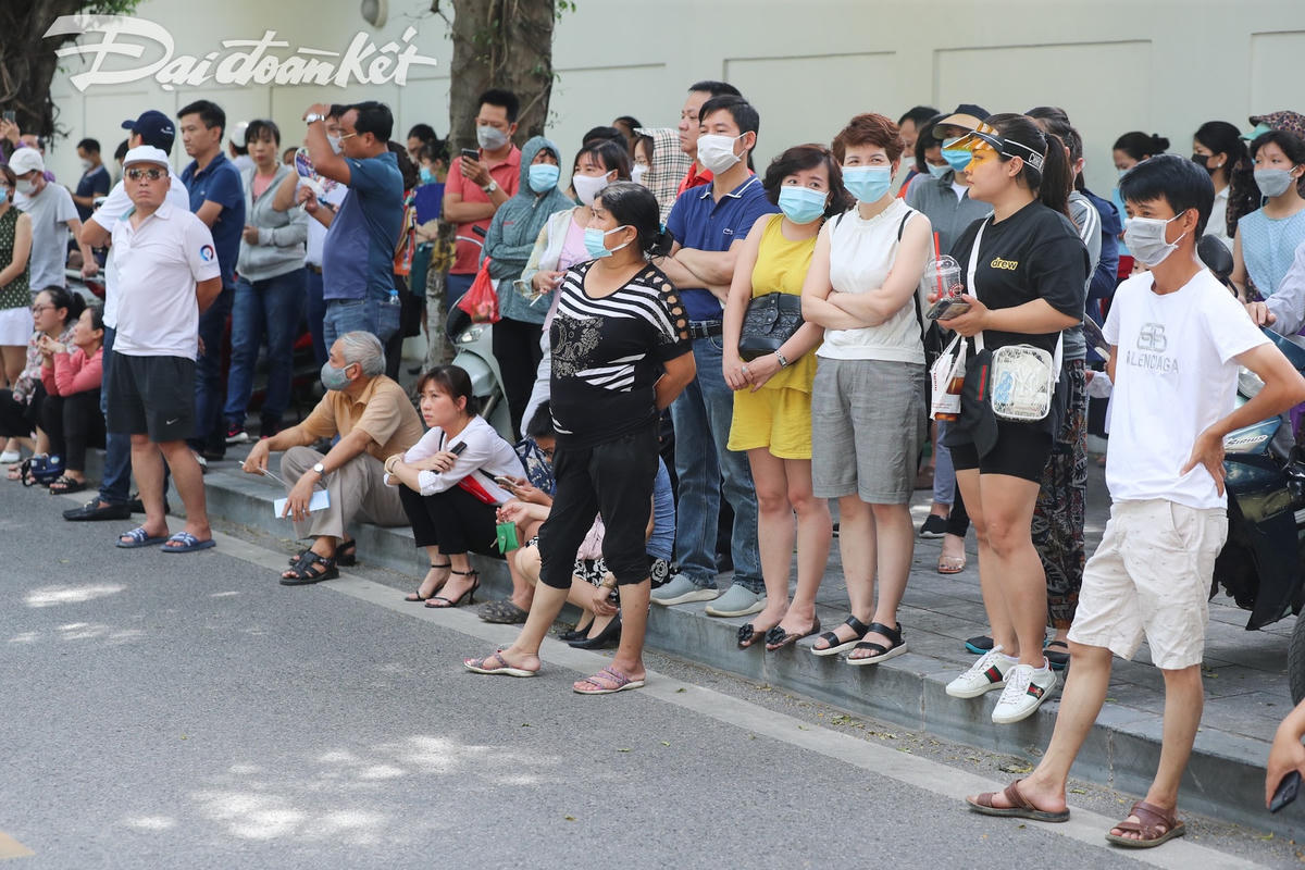 Muôn kiểu vui mừng của phụ huynh, học sinh sau khi kết thúc bài thi Ngữ văn vào 10