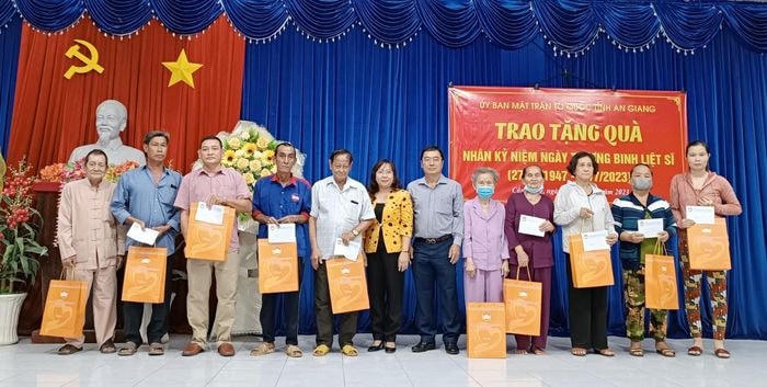 Phó Chủ tịch Thường trực UBMTTQ tỉnh An Giang Nguyễn Thị Tuyết Minh, thăm và tặng quà tại xã Cần Đăng, huyện Châu Thành.
