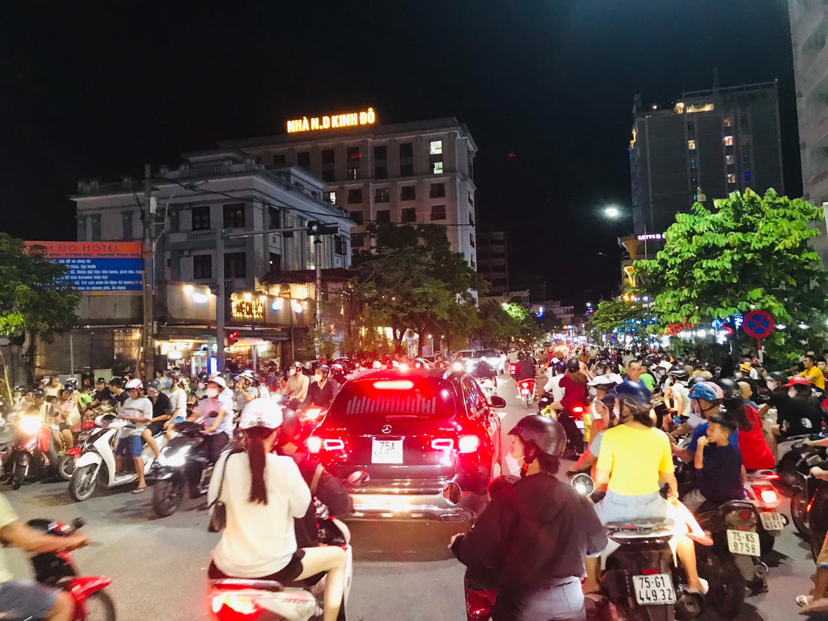 Các tuyến đường Nguyễn Thái Học, Bến Nghé, Bà Triệu… nhiều năm nay đã trở thành địa điểm quen thuộc để người dân đến xem múa lân trong dịp Tết Trung thu.