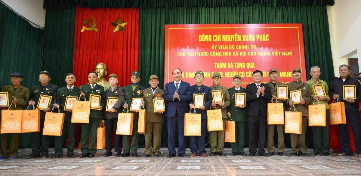 Chủ tịch nước Nguyễn Xuân Phúc và Bí thư Tỉnh ủy Nghệ An Thái Thanh Quý tặng quà các gia đình chính sách tại xã Quỳnh Đôi, huyện Quỳnh Lưu. Ảnh BNA.
