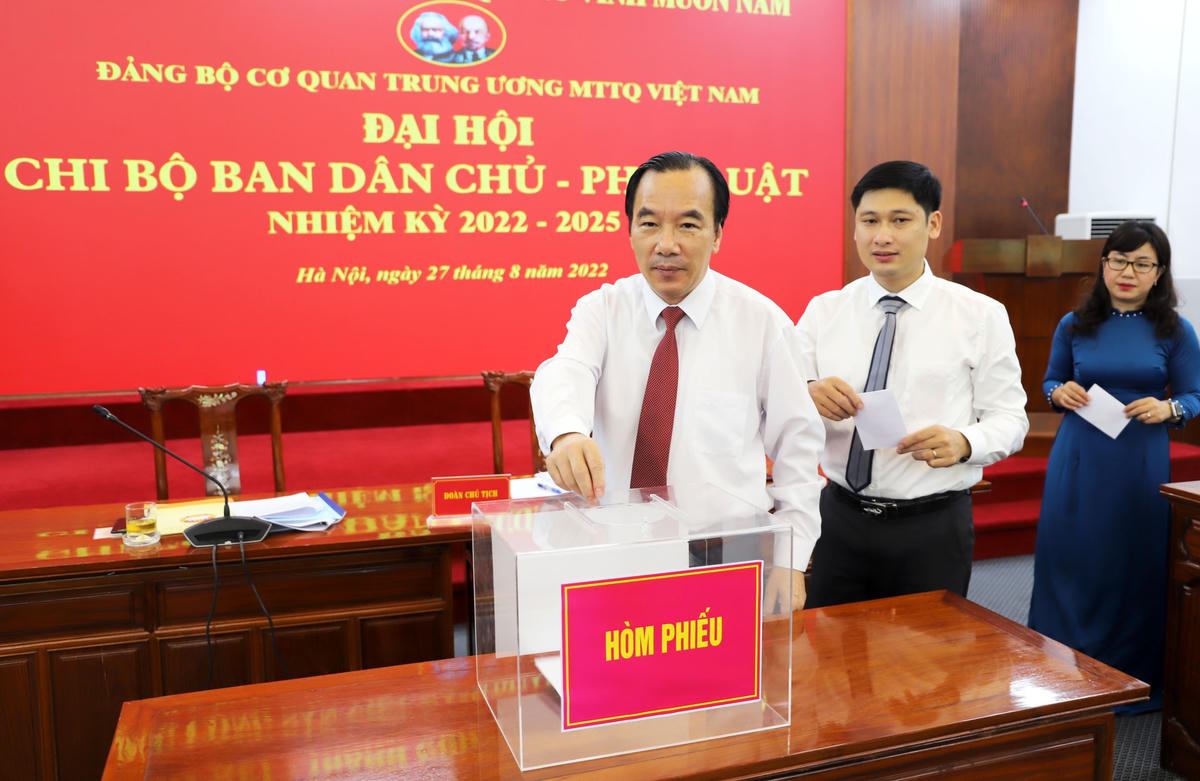 Xây dựng Chi bộ Ban Dân chủ - Pháp luật đoàn kết, chuyên sâu trong công tác giám sát, phản biện xã hội