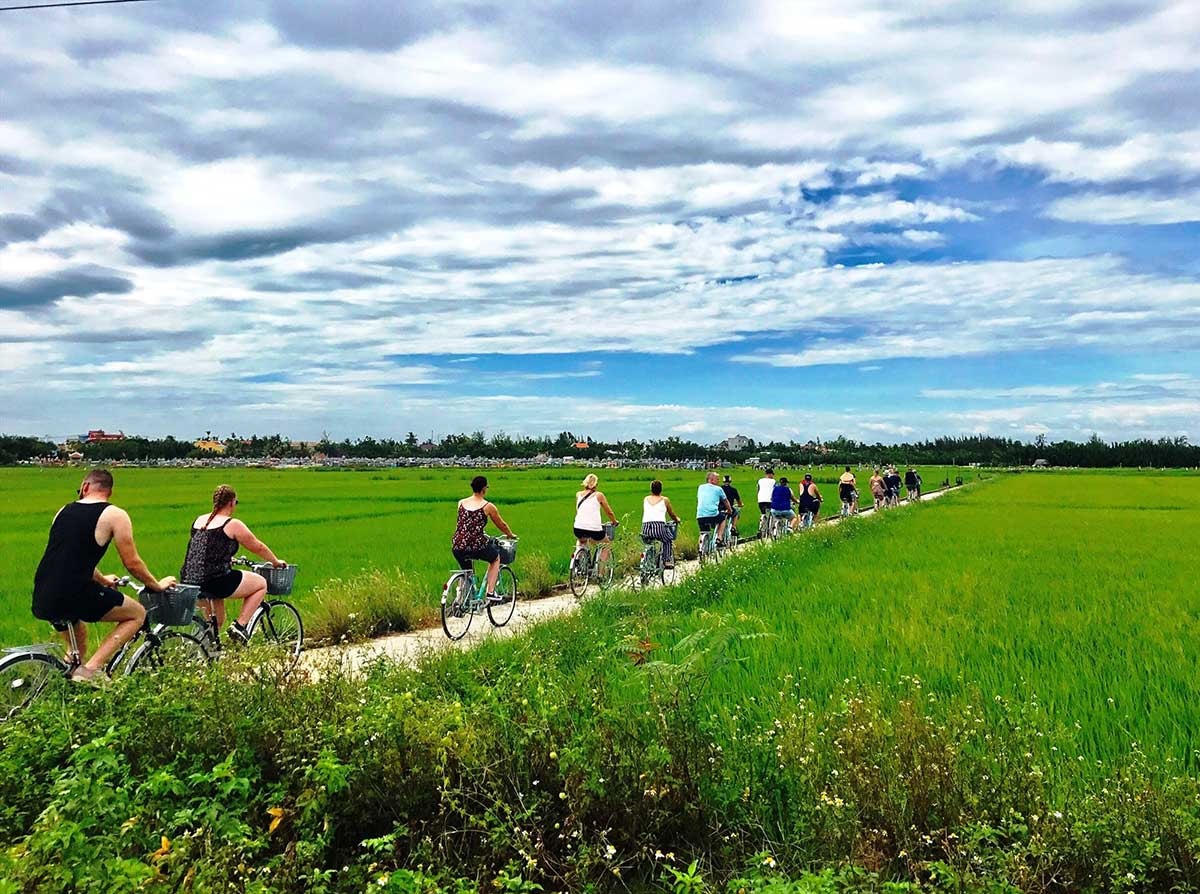 Du khách tham quan làng ven đô Hội An (Quảng Nam). Ảnh: Thiều Anh