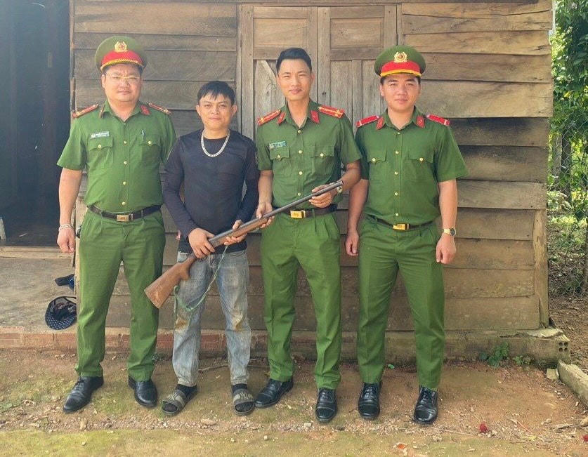 Đắk Nông: Hạ sĩ Công an vận động người dân giao nộp 7 súng tự chế