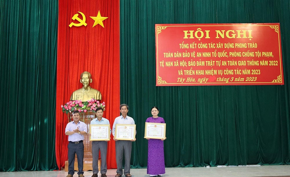 Lãnh đạo huyện Tây Hòa trao bằng khen của UBND tỉnh Phú Yên, cho các tập thể có thành tích xuất sắc trong phong trào thi đua Vì ANTQ và toàn dân bảo vệ ANTQ.