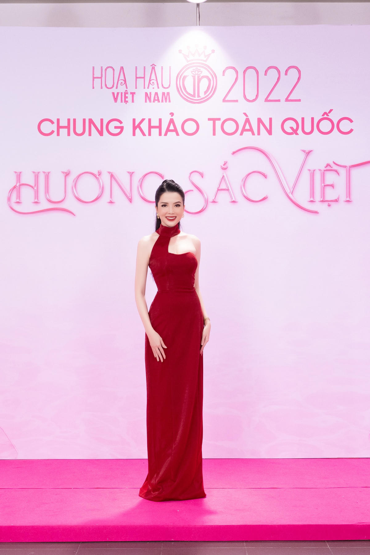 Hoa khôi Huỳnh Thúy Vi diện chiếc váy đỏ lộng lẫy, điểm nhấn là phần ngực cut-out. 