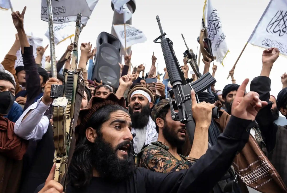 Lực lượng Taliban xuống phố trong lễ kỷ niệm một năm tiếp quản Afghanistan. Các chính phủ phương Tây đã đóng băng hàng tỷ USD tài sản của Afghanistan khi họ thúc ép Taliban thực hiện những lời hứa chưa được đáp ứng về an ninh, quản trị và nhân quyền, bao gồm cả việc cho phép tất cả trẻ em gái được đi học. Ảnh: Paula Bronstein / Getty Images.
