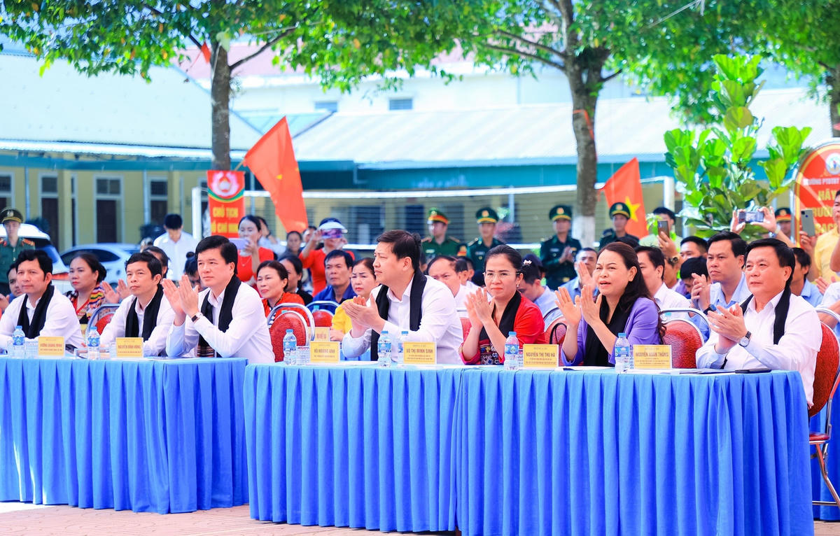 ông Nguyễn Xuân Thắng, Ủy viên Bộ Chính trị, Giám đốc Học viện Chính trị quốc gia Hồ Chí Minh, Chủ tịch Hội đồng lý luận Trung ương, bà Nguyễn Thị Thu Hà, Ủy viên Trung ương Đảng, Phó Chủ tịch - Tổng Thư ký UBTƯ MTTQ Việt Nam dự và chung vui Ngày hội Đại đoàn kết toàn dân tộc với người dân xã Tri Lễ, huyện Quế Phong (Nghệ An).