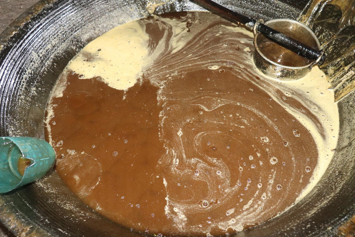 “Nấu được một mẻ mật thành công khâu quan trọng nhất chính là giữ lửa luôn đều, không quá to cũng không quá nhỏ và khi các chảo nấu mật bắt đầu sôi phải luôn tay hớt bọt, nếu hớt không sạch bọt mật sẽ không trong", chị Duyên chia sẻ.