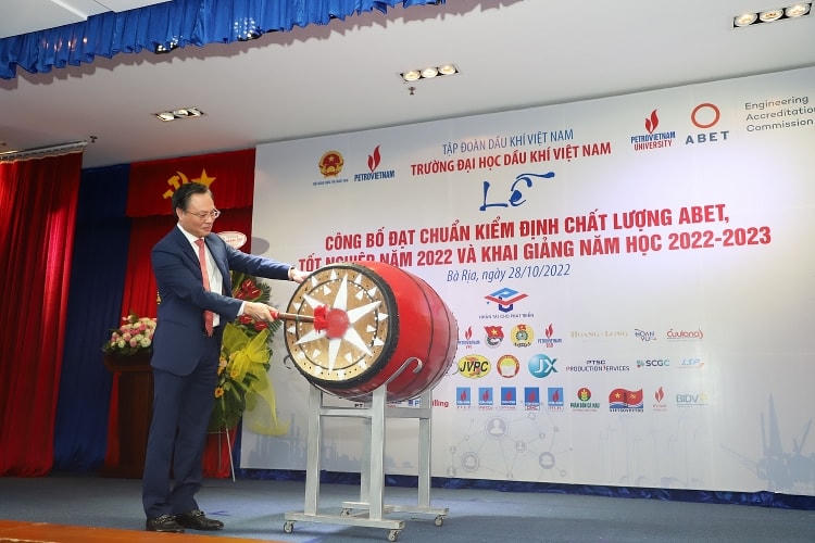 Trường Đại học Dầu khí Việt Nam khai giảng năm học mới 2022 - 2023 và trao bằng thạc sĩ, kỹ sư