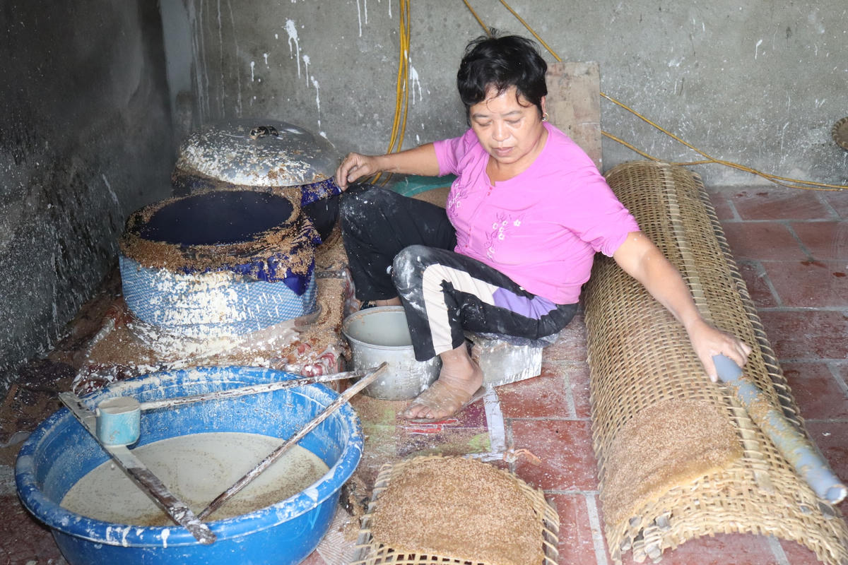 Bánh đa ở đây nguyên liệu được làm hoàn toàn tự nhiên là gạo, vừng. Theo những người làm bánh lâu năm ở làng thì chỉ làm bằng bột gạo thì bánh đa sau khi quạt mới giữ được độ giòn và thơm lâu, không bị dai dù có để lâu. Đây là nét đặc trưng tạo nên sự khác biệt của bánh đa làng Chòm.