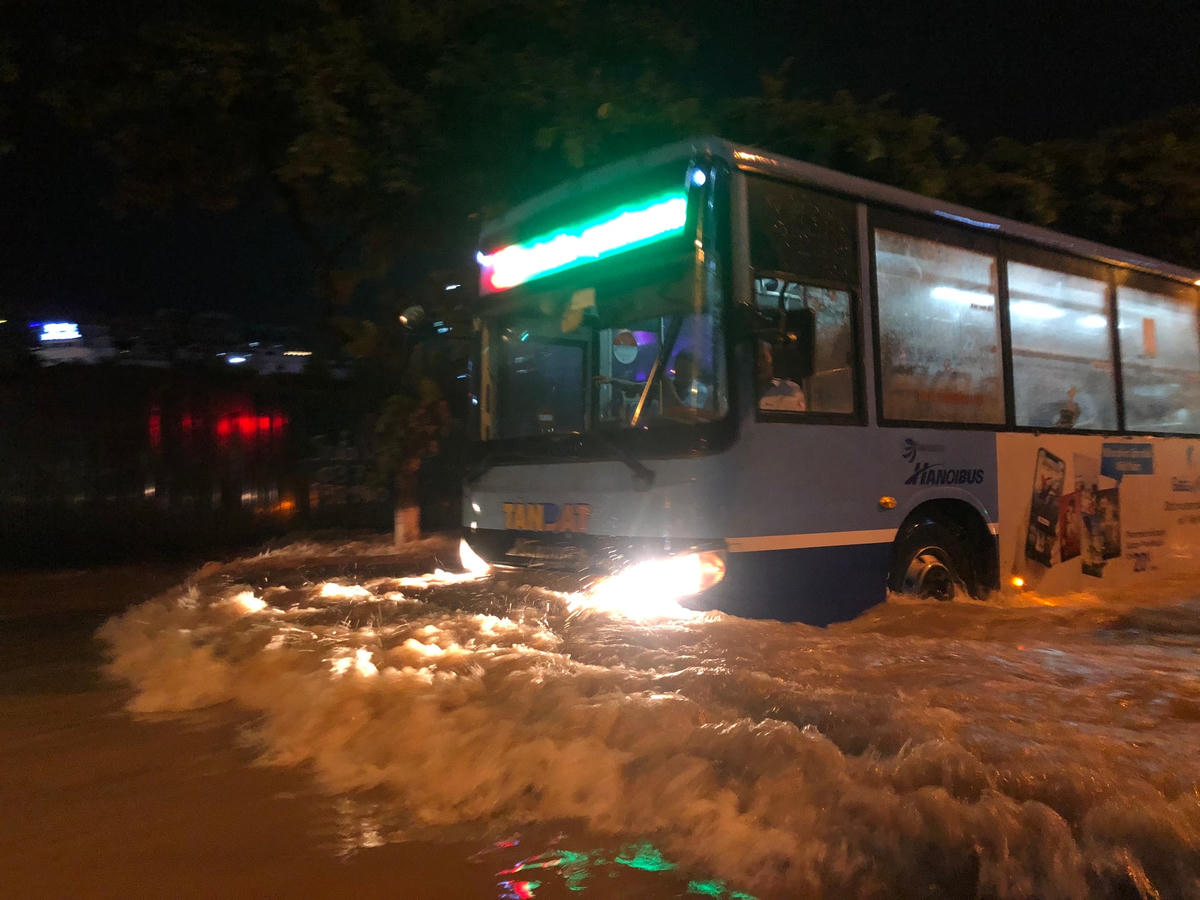 Xe buýt "rẽ sóng" trên phố.