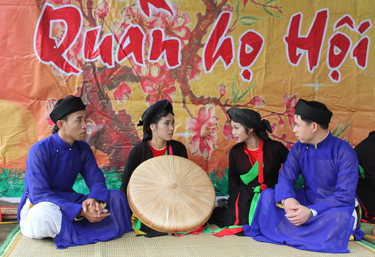 Giao duyên quan họ trong ngày hội.  Ảnh: Thanh Xuân.