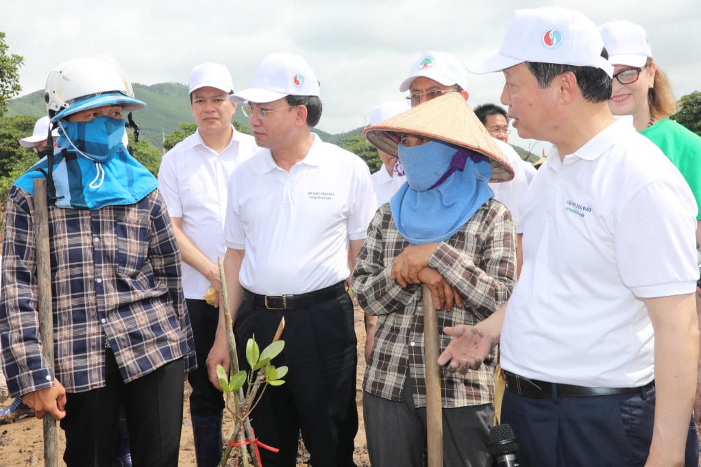 Bộ trưởng Bộ TN&MT Trần Hồng Hà và Bí thư Tỉnh ủy Quảng Ninh Nguyễn Xuân Ký trò chuyện cùng nhân dân xã Đồng Rui, huyện Tiên Yên về môi trường rừng ngập mặt trên địa bàn. Ảnh: QMG.