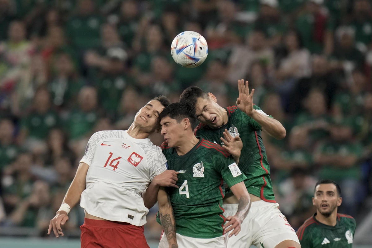 Pha tranh cướp bóng giữa Cesar Montes và Edson Alvarez của Mexico với Jakub Kiwior của Ba Lan trong trận đấu ở bảng C World Cup 2022 giữa Mexico và Ba Lan.