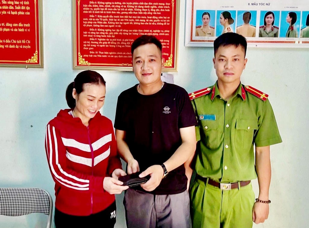 Chị Phan Thị Mùi trả lại tài sản cho chủ nhân của chiếc ví bị đánh rơi. 