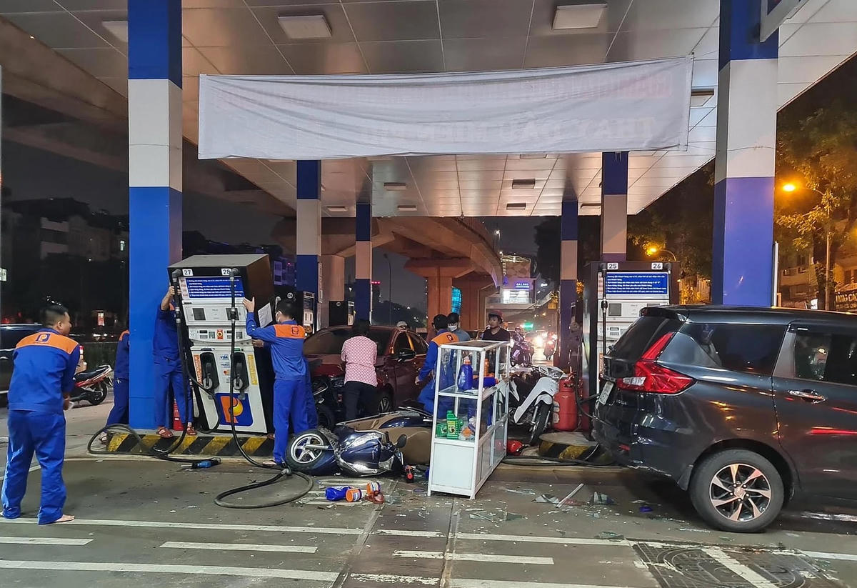 Tài xế say xỉn, không làm chủ được tốc độ, lao thẳng xe ô tô vào cây xăng khiến 8 người bị thương và nhiều xe máy hư hỏng nặng.