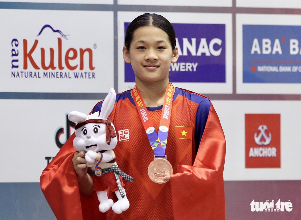 Kình ngư Nguyễn Thúy Hiền giành huy chương đồng nội dung 100m tự do nữ tại SEA Games 32. Ảnh: Tuổi trẻ.