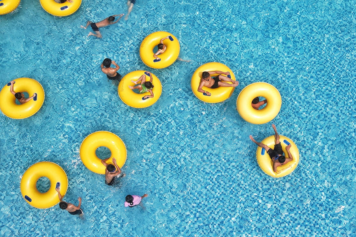 Đặc biệt thời tiết ngày hôm nay khá oi bức nên những địa điểm như công viên nước Hồ Tây càng thu hút người dân. 