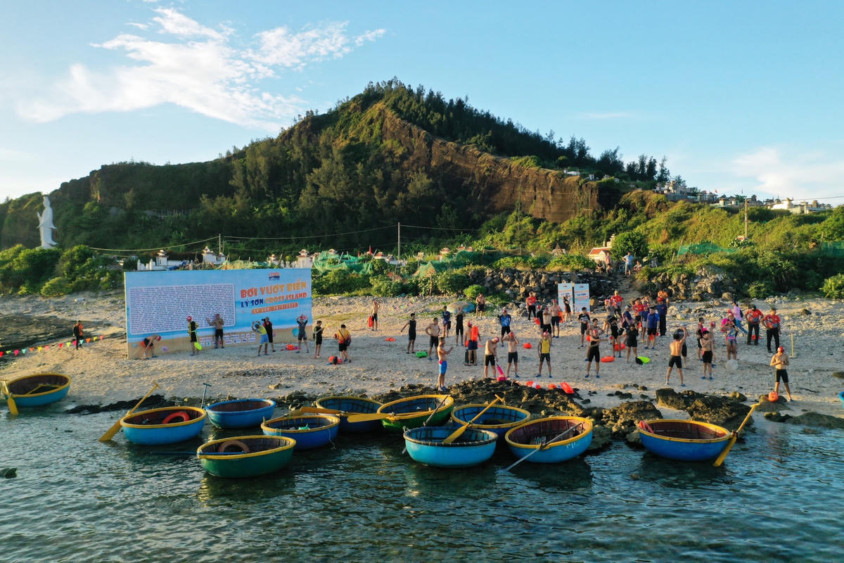 Các VĐV khởi động trước khi bơi vượt biển.