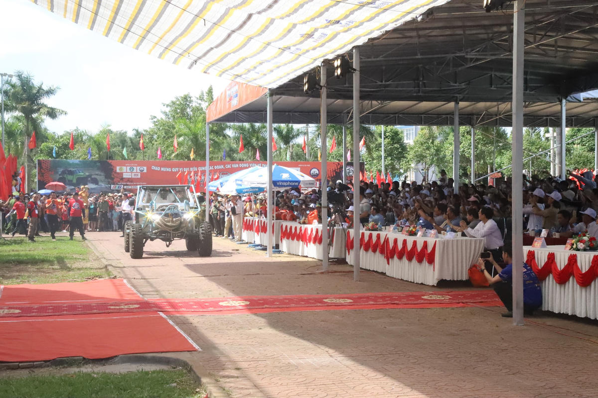 Các đại biểu về dự.