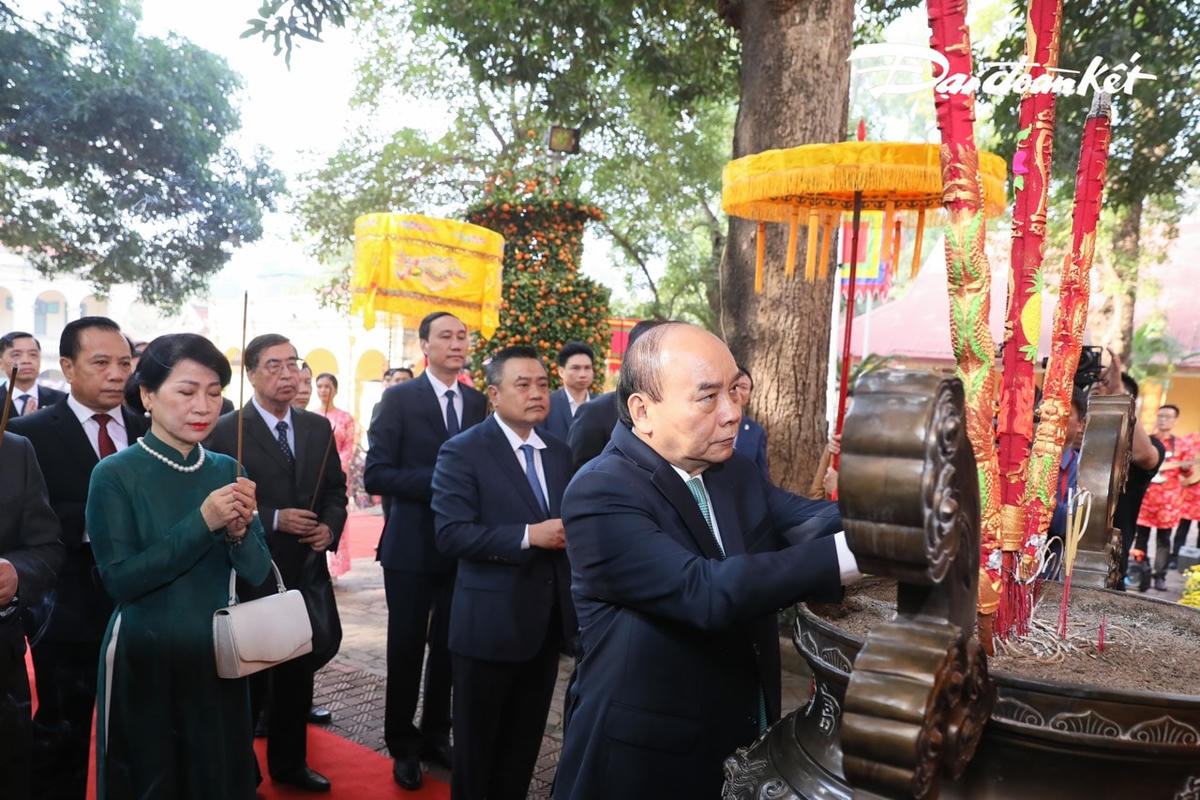 Chủ tịch nước Nguyễn Xuân Phúc và phu nhân cùng các đại biểu dâng hương tại Điện Kính Thiên. Ảnh: Quang Vinh.