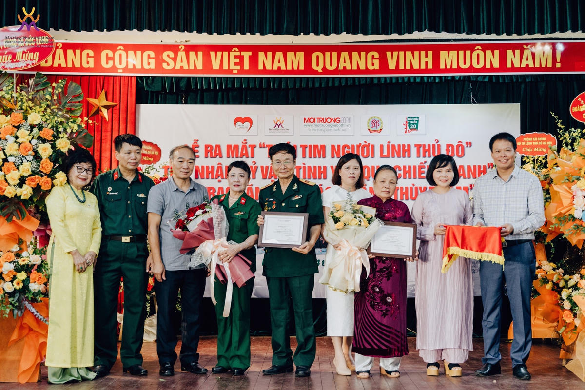 Đại diện Bảo tàng Phụ nữ Việt Nam tiếp nhận di vật.