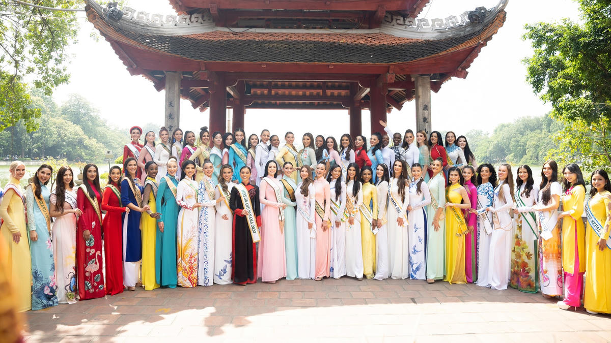 Trong hoạt động này, các cô gái từ các quốc gia được chuẩn bị trang phục áo dài. 60 nhan sắc với 60 màu sắc khác nhau xuất hiện tại Đền Ngọc Sơn - nơi được biết đến là biểu tượng của Hà Nội.