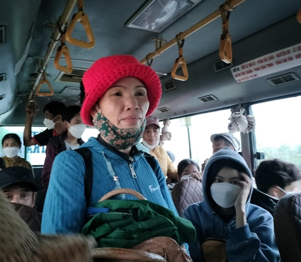 Người dân được đưa lên xe chở đi sơ tán an toàn.