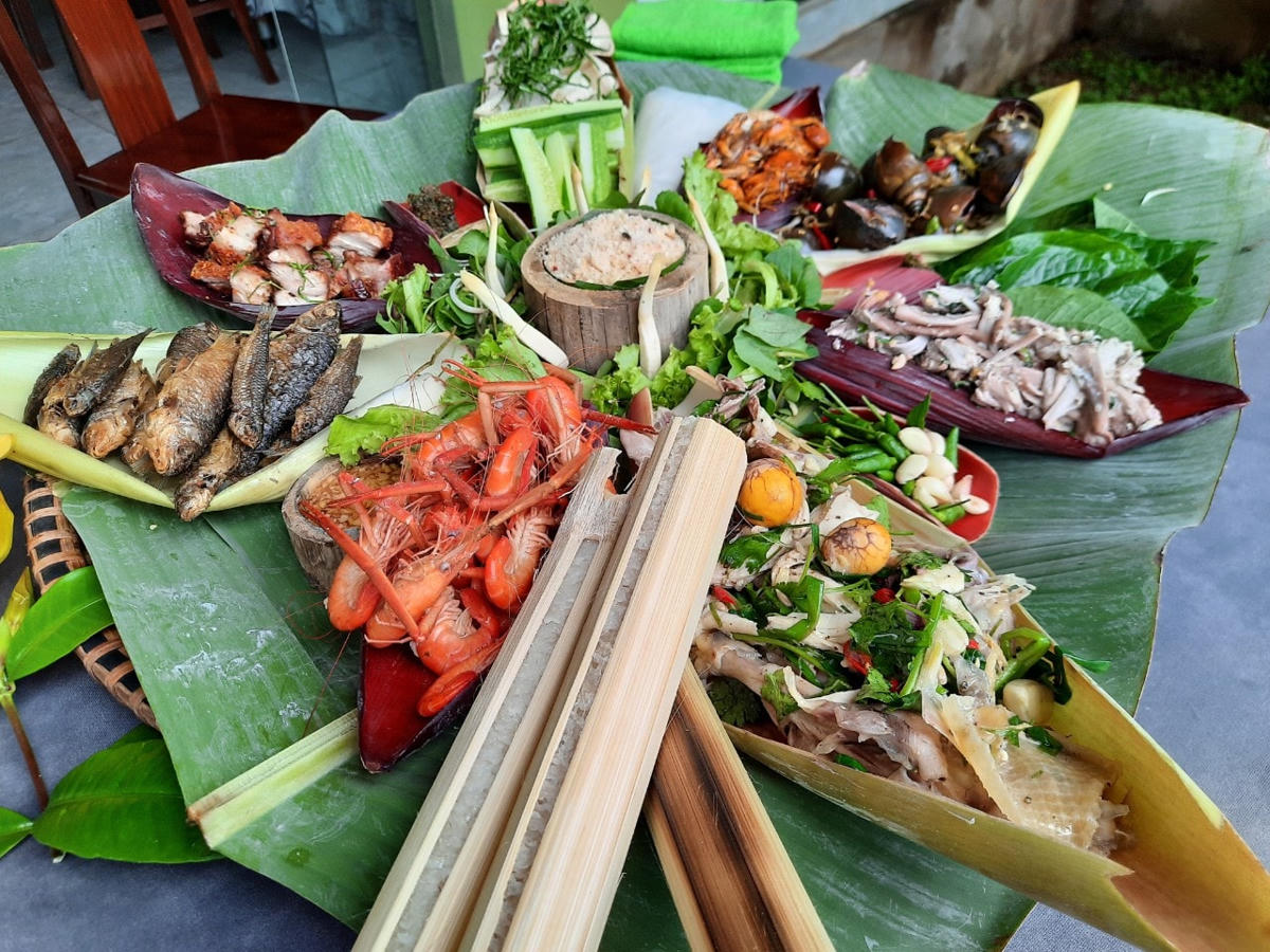 Ẩm thực ở Khu du lịch Sông Chày Hang Tối được chế biến từ các sản vật địa phương.