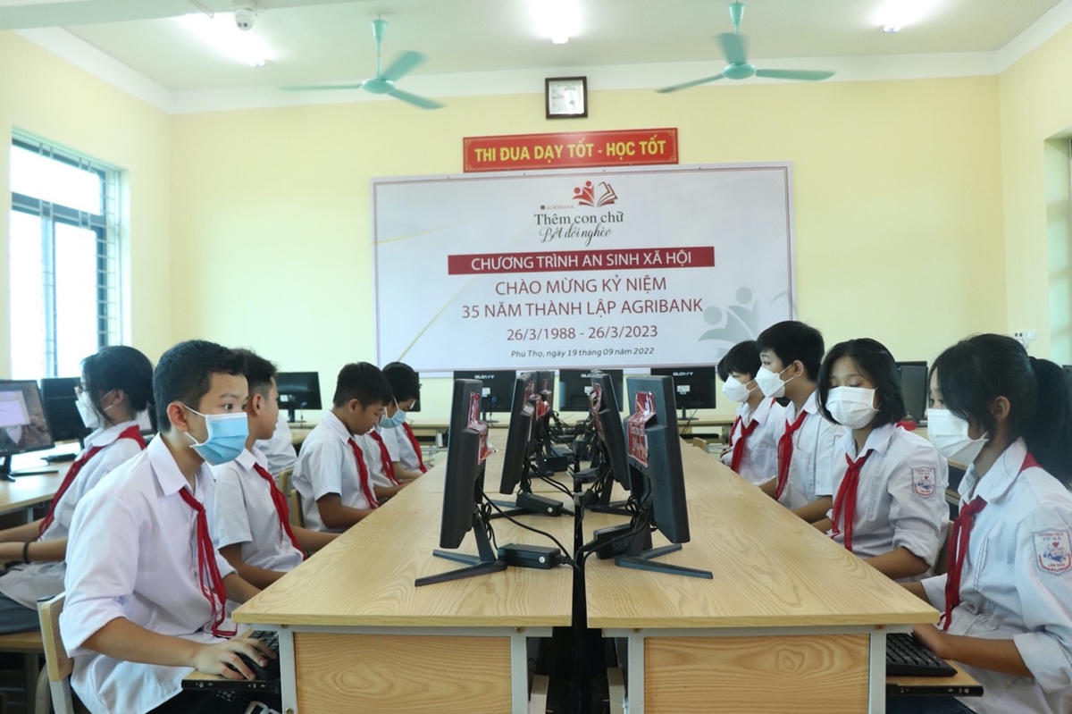 Agribank đã tài trợ và trang bị máy vi tính cho Trường tiểu học Hà Ngọc, Hà Trung, Thanh Hóa.