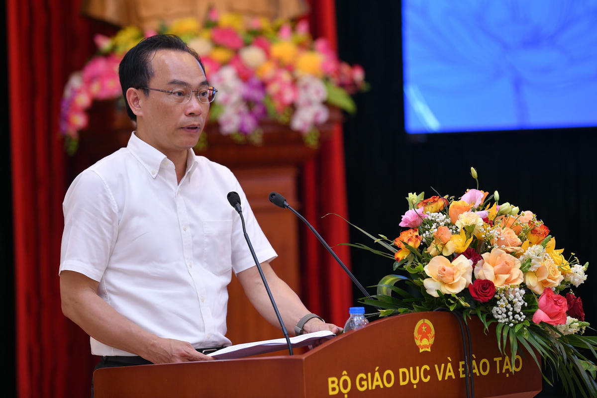 Thứ trưởng Bộ GDĐT Hoàng Minh Sơn phát biểu tại buổi họp báo.