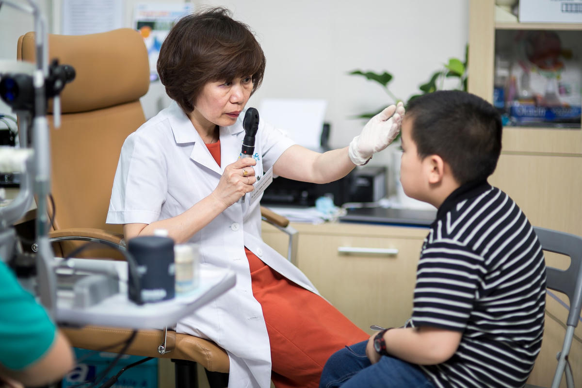 Thăm khám cận thị cho trẻ em. Ảnh: TL.