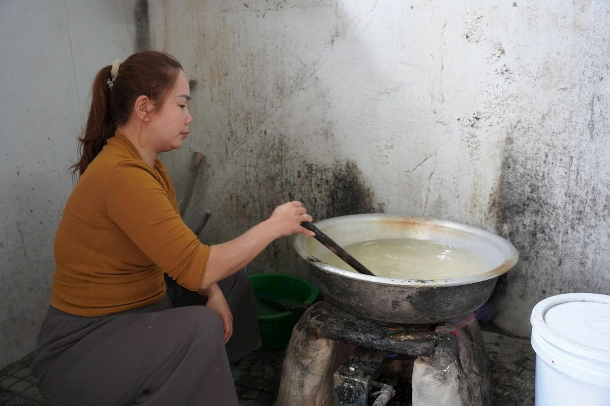  Bà Hồ Thị Thu Tâm (62 tuổi, trú phường Phú Hậu, quận Phú Xuân, TP Huế), người hiếm hoi còn duy trì nghề làm kẹo cau ở TP Huế. Bà Tâm cho biết, dù nguyên liệu đơn giản, nhưng các công đoạn làm kẹo vô cùng phức tạp và vất vả.