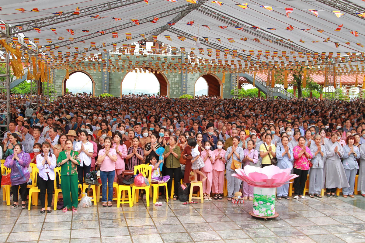 Hàng vạn người về chùa Ba Vàng dự Lễ Vu Lan báo hiếu 2022