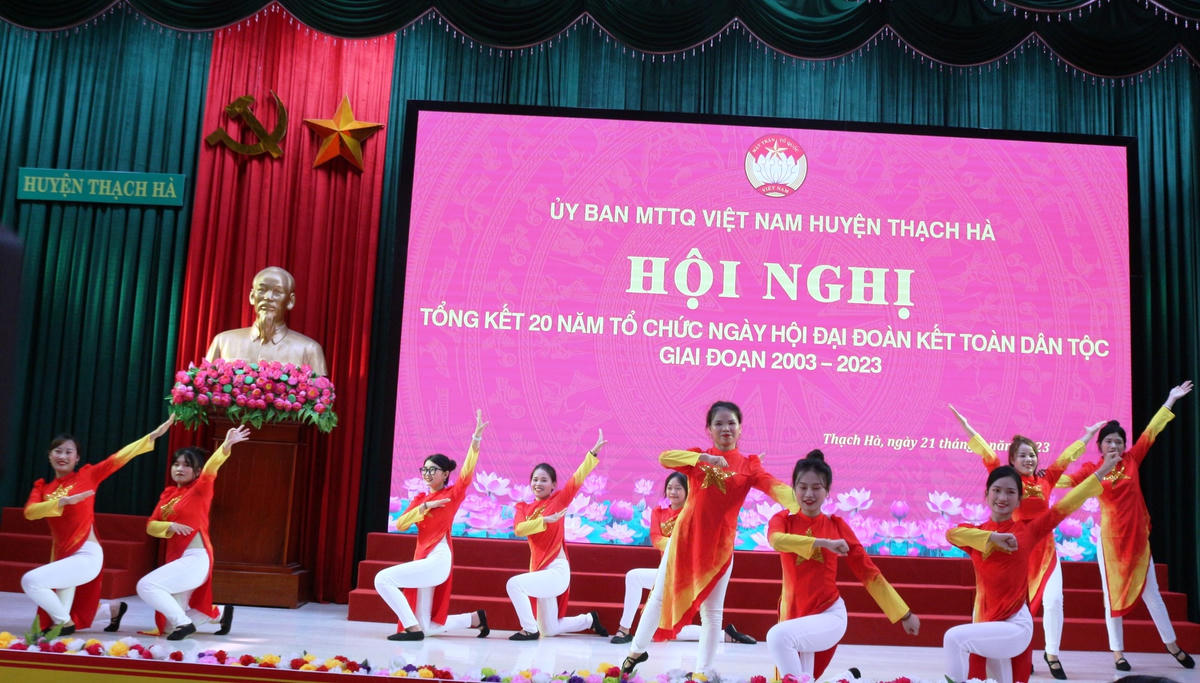 Chương trình văn nghệ đặc sắc tại hội nghị.