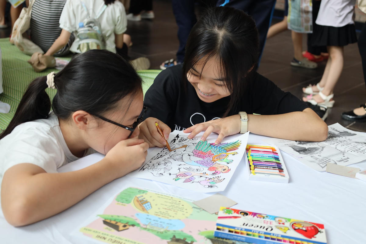 Số khác trải nghiệm tô màu trên tranh dân gian.