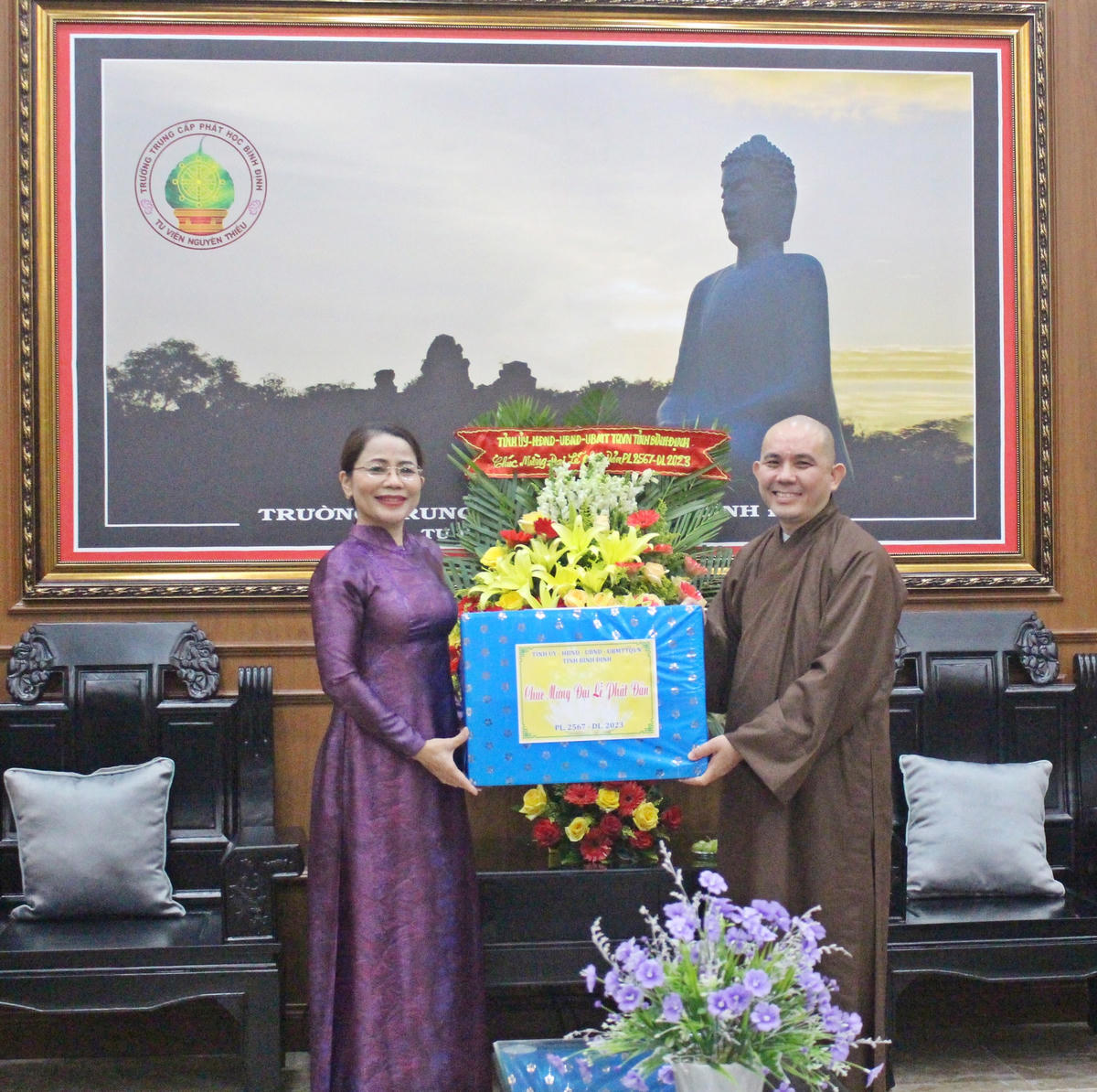 Bà Nguyễn Thị Phong Vũ, Chủ tịch Ủy ban MTTQ Việt Nam tỉnh Bình Định thăm, tặng hoa và quà chúc mừng Thượng Tọa Thích Đồng Thành, Hiệu trưởng Trường Trung cấp Phật học Bình Định.