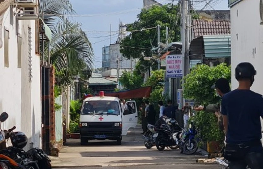Lực lượng chức năng khám nghiệm hiện trường vụ việc. 